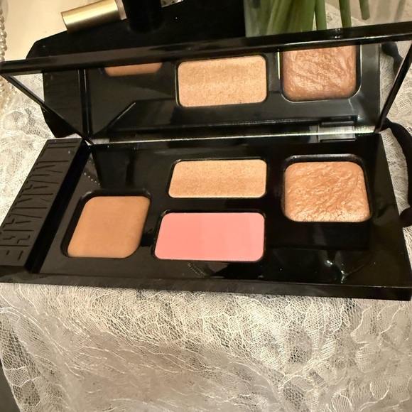 IL MAKIAGE HIGH POINT
BRONZER, BLUSH & HIGHLIGHTER PRO PALETTE - LIGHT NEW - Picture 3 of 7